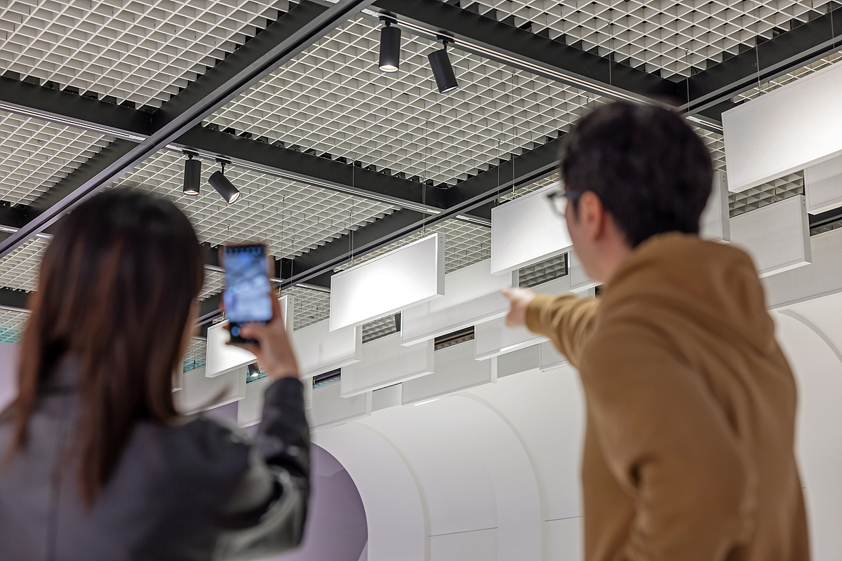 전시장 내부 전경. 웨스 앤더슨 감독의 작품들처럼 다양한 컬러를 활용한 전시 공간과 전 세계 190만 명의 사람들이 모험하며 보고 느낀 메시지와 가치들이 전시돼 있다.