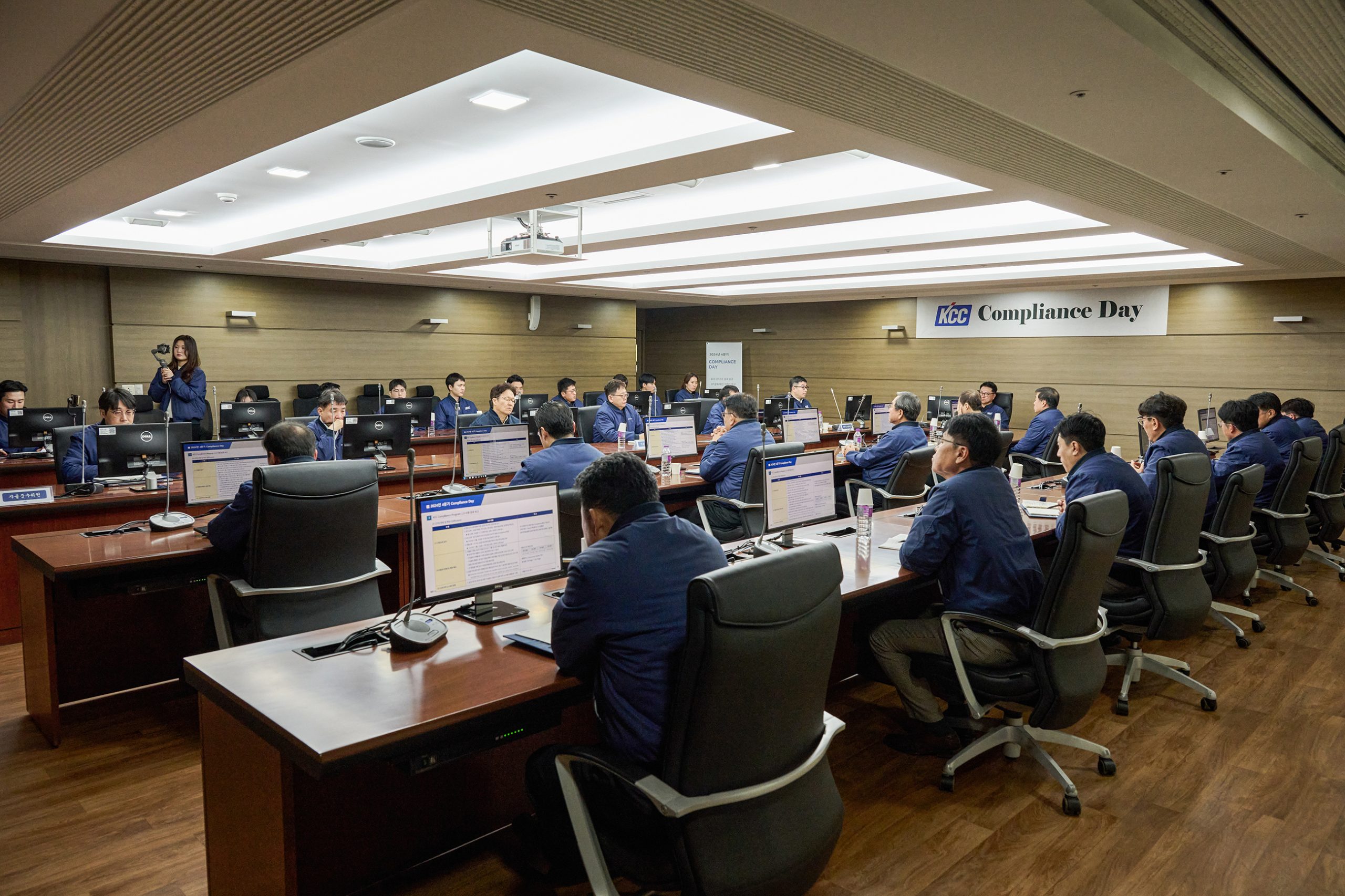 2024년 4분기 Compliance Day 행사를 위해 한자리에 모인 정재훈 대표이사와 구성원들