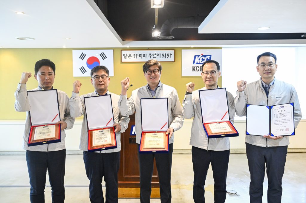 무재해 현장에는 성수동 삼원 업무시설, 아이아이컴바인드 사옥, 김포-파주 고속도로 3공구, 세종-안성고속도로 5공구 등이 선정됐으며 품질관리 우수 포상은 양평이천 고속도로 3공구가 선정됐다.