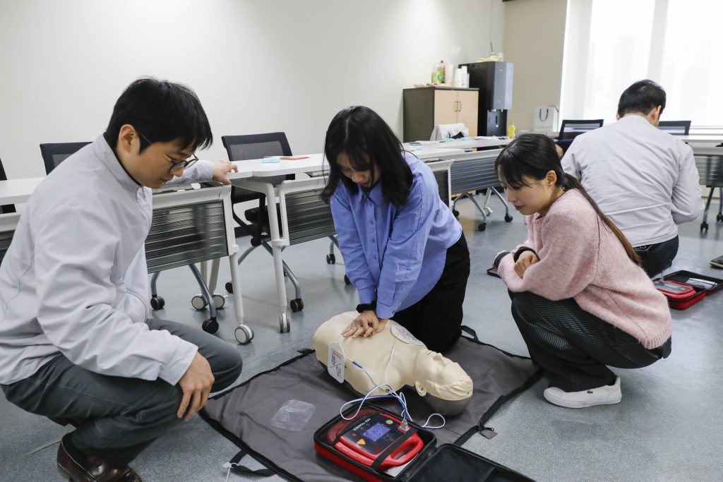 직접 심폐소생술 실습을 해보는 KCC글라스 구성원들.