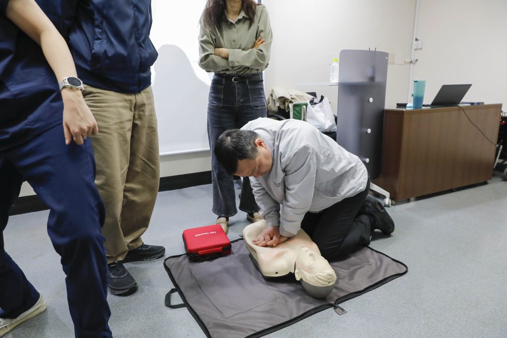 직접 심폐소생술 실습을 해보는 KCC글라스 구성원들.