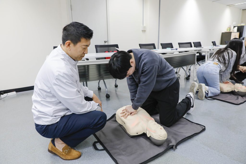 직접 심폐소생술 실습을 해보는 KCC글라스 구성원들.