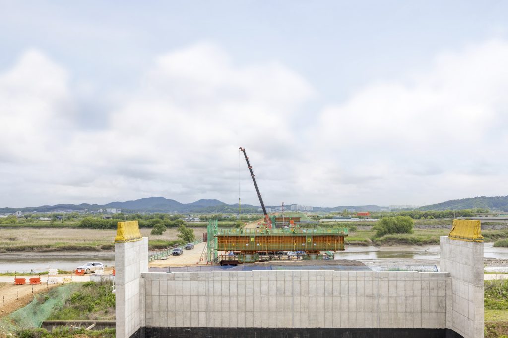 파주 공릉천 위로 건설 중인 김포-파주 고속도로 현장