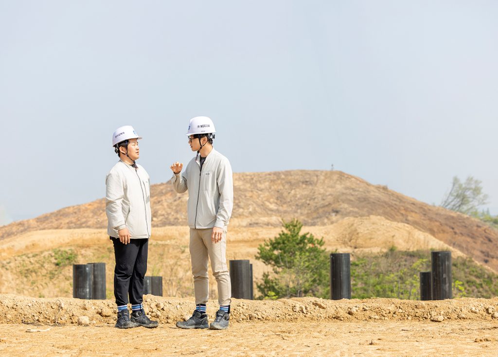 원활한 작업과 안전한 오늘을 위해 현장을 꼼꼼하게 살피고, 소통하는 KCC건설 구성원들