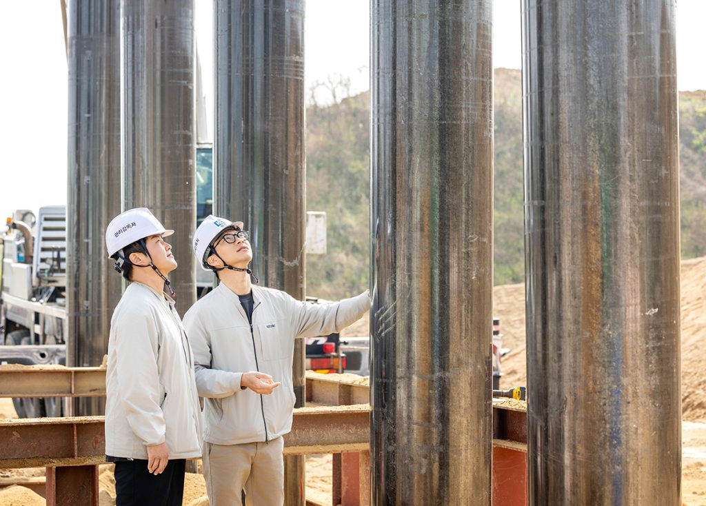 원활한 작업과 안전한 오늘을 위해 현장을 꼼꼼하게 살피고, 소통하는 KCC건설 구성원들