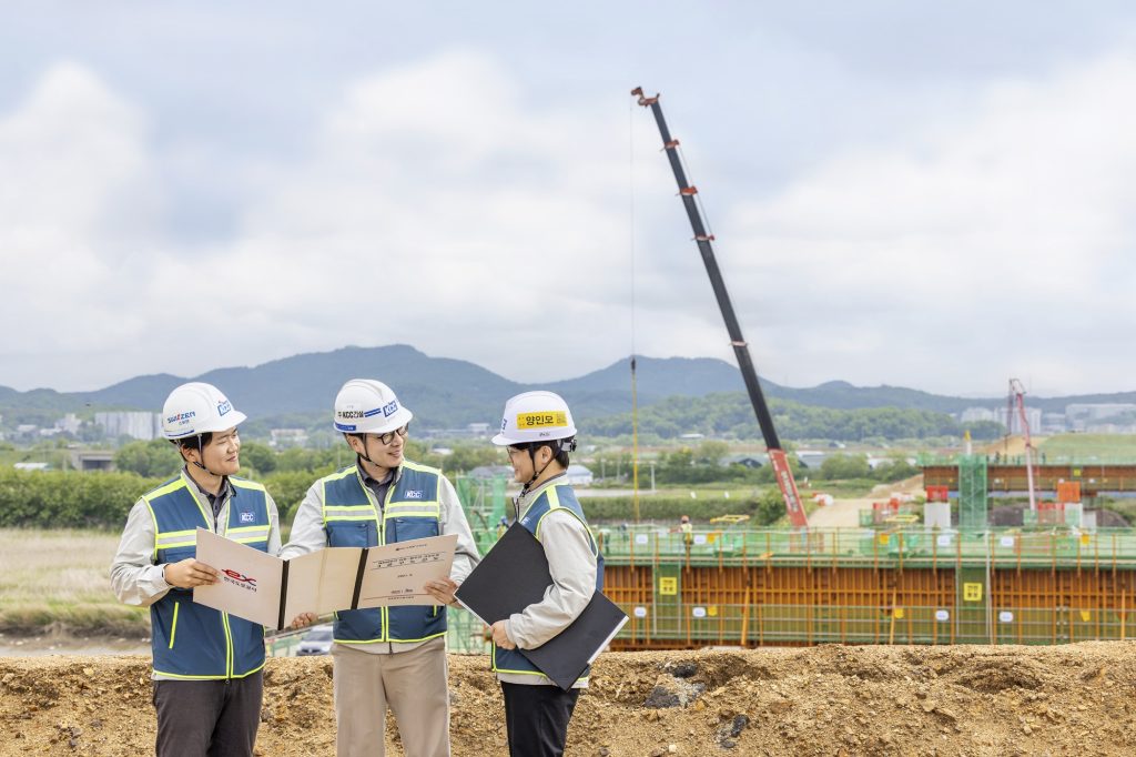 김포-파주 고속도로 현장 구성원들은 연약 지반의 문제점을 꼼꼼하게 찾아내 기초부터 탄탄하게 올리고 있다.