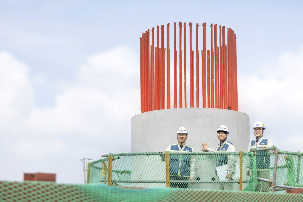 김포-파주 고속도로 현장 구성원들은 연약 지반의 문제점을 꼼꼼하게 찾아내 기초부터 탄탄하게 올리고 있다.