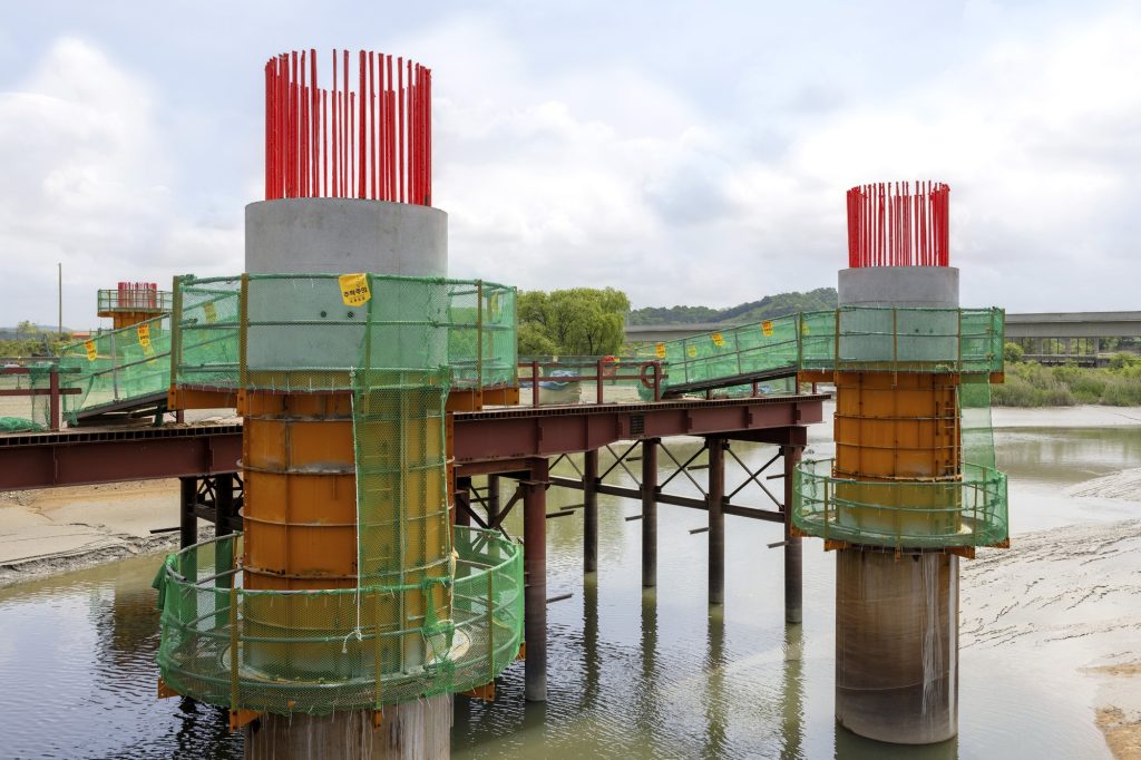 파주 공릉천 위로 건설 중인 김포-파주 고속도로 현장
