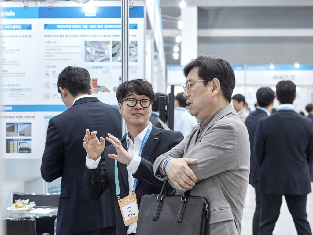 KCC부스를 방문한 고객들에게 제품에 대해 상세히 설명하는 KCC구성원들
