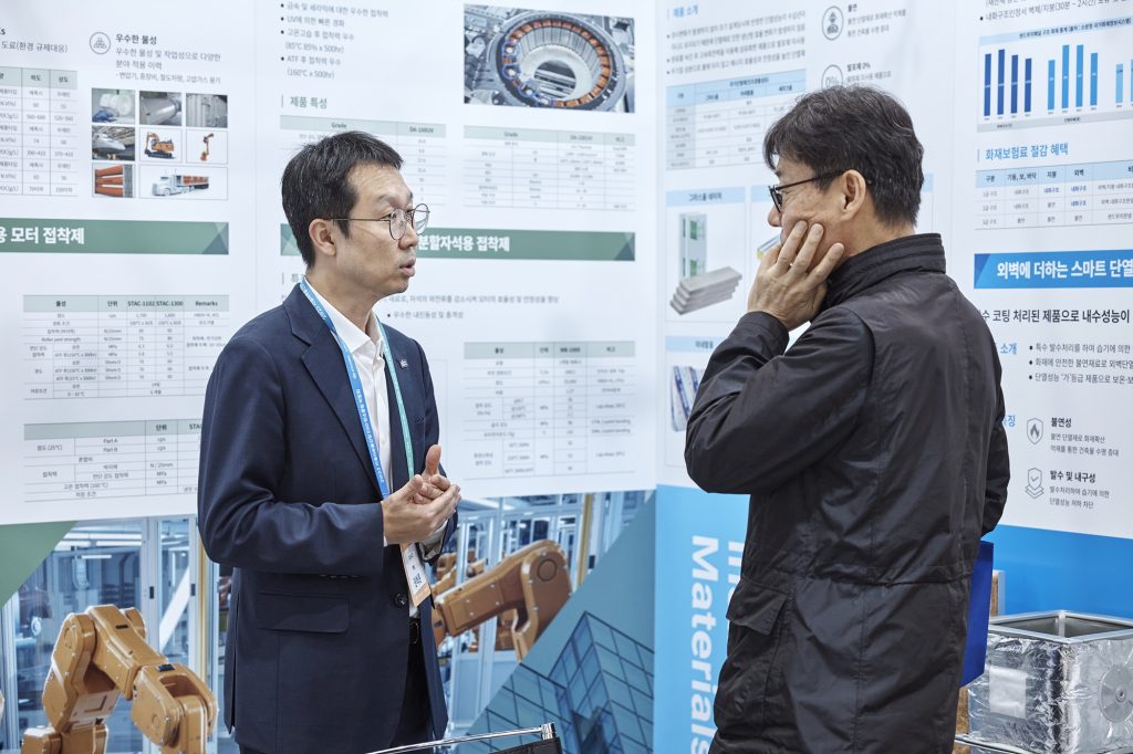 KCC부스를 방문한 고객들에게 제품에 대해 상세히 설명하는 KCC구성원들