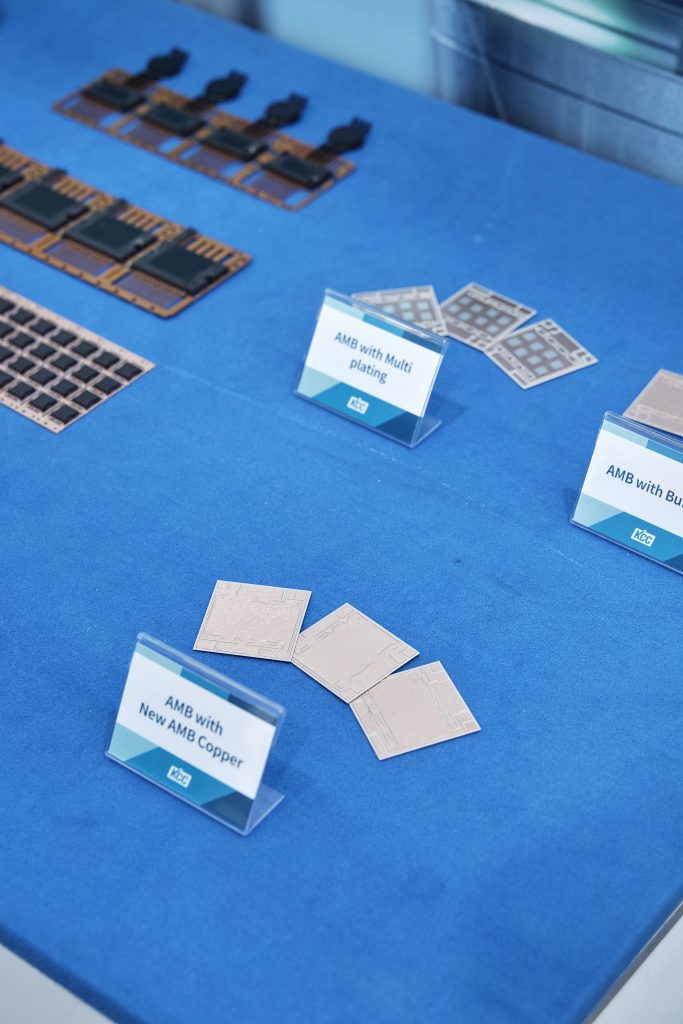 EMC가 적용된 파워모듈 패키지(왼쪽) , 고전력 파워모듈의 핵심부품으로 적용되는 KCC의 AMB 세라믹 기판 (오른쪽)