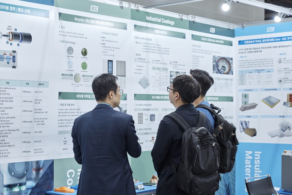 KCC부스를 방문한 고객들에게 제품에 대해 상세히 설명하는 KCC구성원들