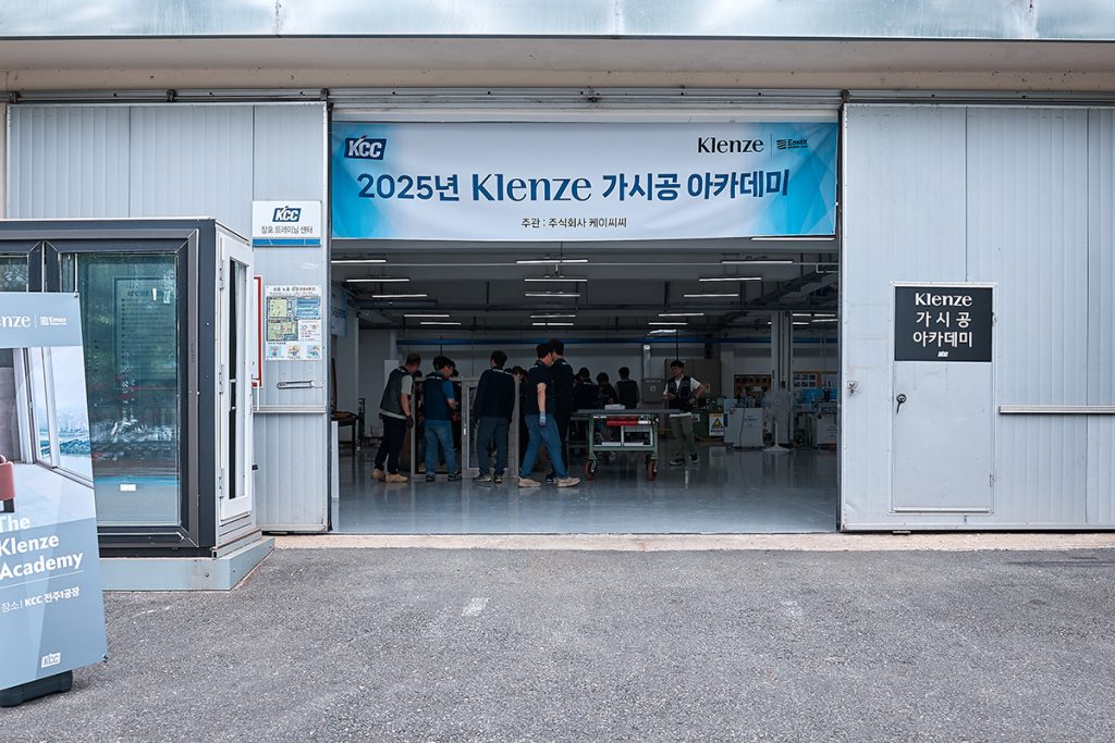 클렌체 제품을 직접 시공해보는 교육생들