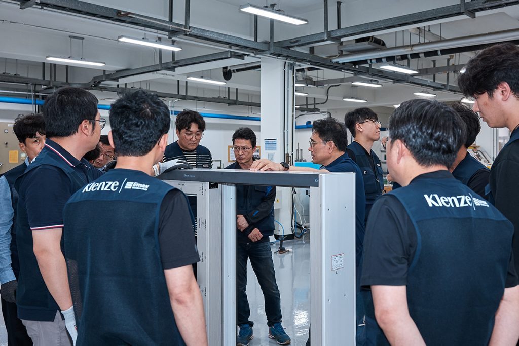 KCC담당자의 설명을 귀담아 듣고 있는 교육생들. 이들은 클렌체 가시공 아카데미를 통해 창호전문인력으로 성장할 예정이다.