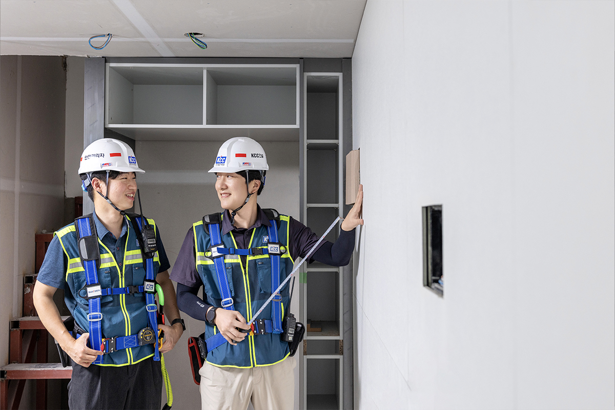 내부 인테리어 공정 하나하나 꼼꼼하게 진행하는 현장 구성원들