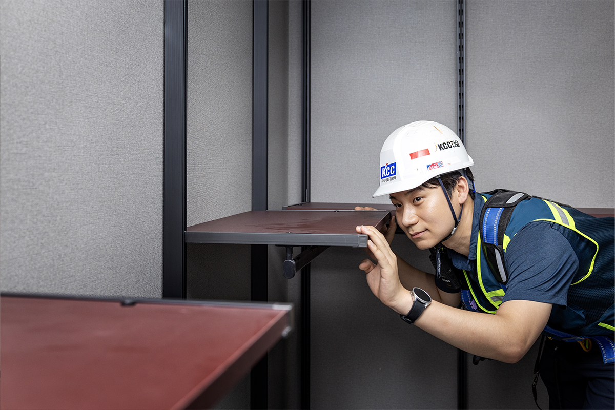 내부 인테리어 공정 하나하나 꼼꼼하게 진행하는 현장 구성원들