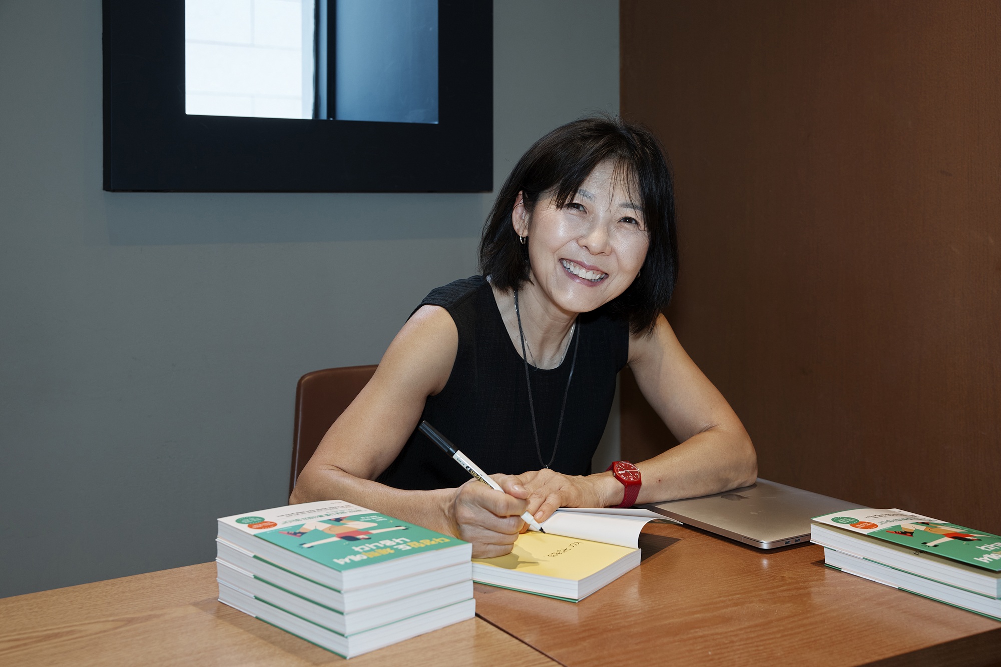 체력을 단련하면 뇌가 재충전되어 업무 프로젝트를 입체적으로 보는 눈을 갖게 한다고 조언하는 정김경숙 작가