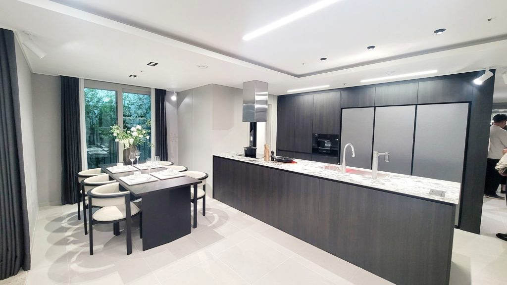 오퍼스 한강 스위첸 견본주택은 실거주자 관점에서 실용성과 안전, 품질 중심의 주거환경을 구현했다.