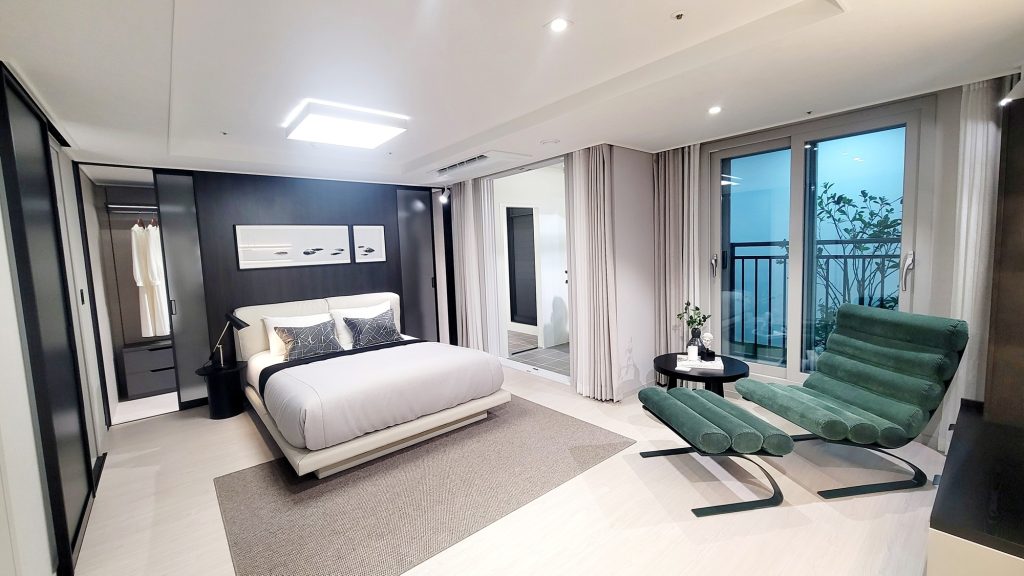 오퍼스 한강 스위첸 견본주택은 실거주자 관점에서 실용성과 안전, 품질 중심의 주거환경을 구현했다.