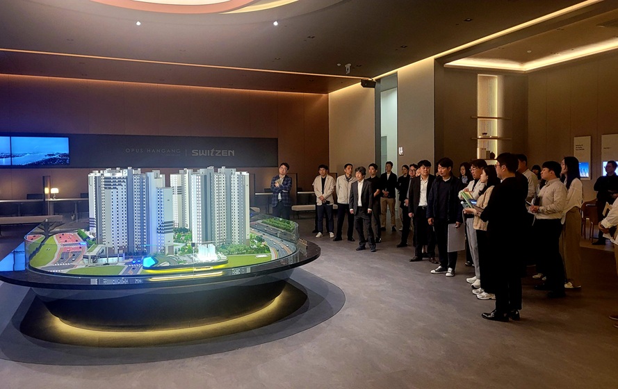 Read more about the article 오퍼스 한강 스위첸 견본주택 품평회 실시