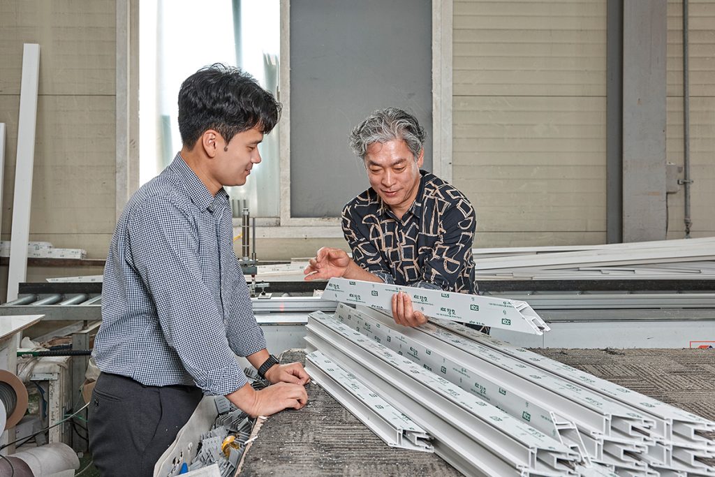 주영건 프로와 이호준 대표는 창호를 매개로 단단한 신뢰감을 쌓아간다.