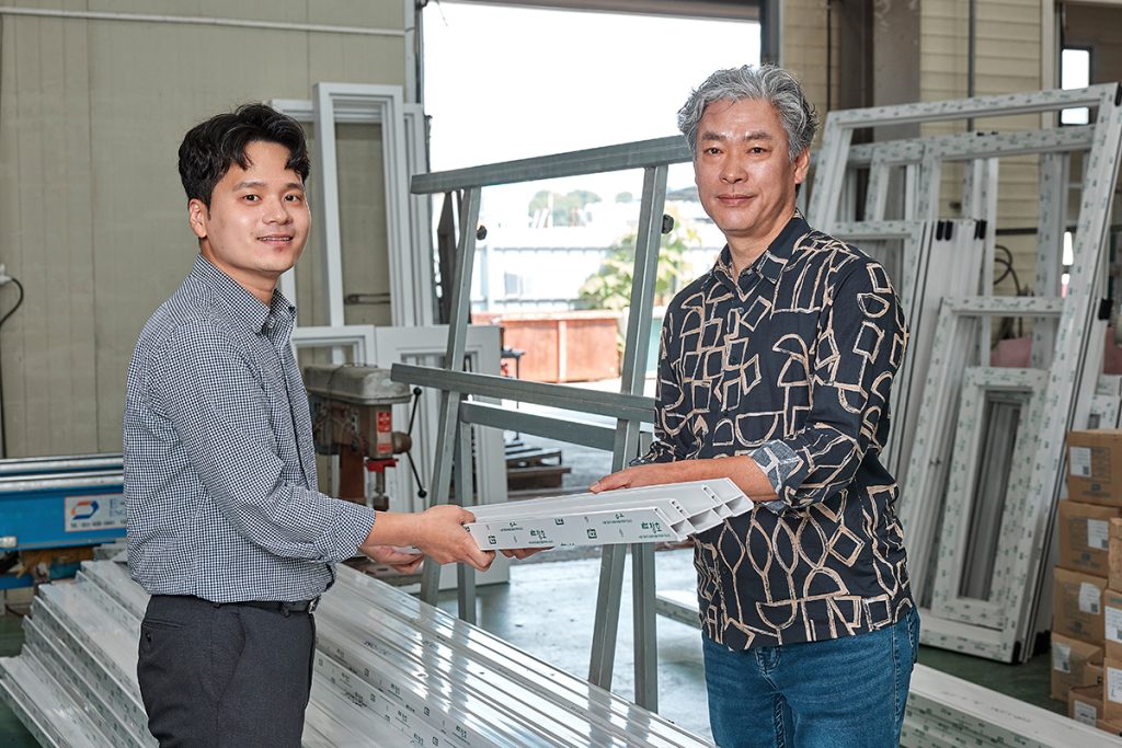 주영건 프로와 이호준 대표는 창호를 매개로 단단한 신뢰감을 쌓아간다.