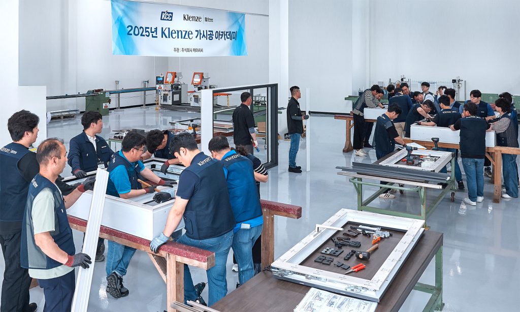 클렌체 제품을 직접 시공해보는 교육생들