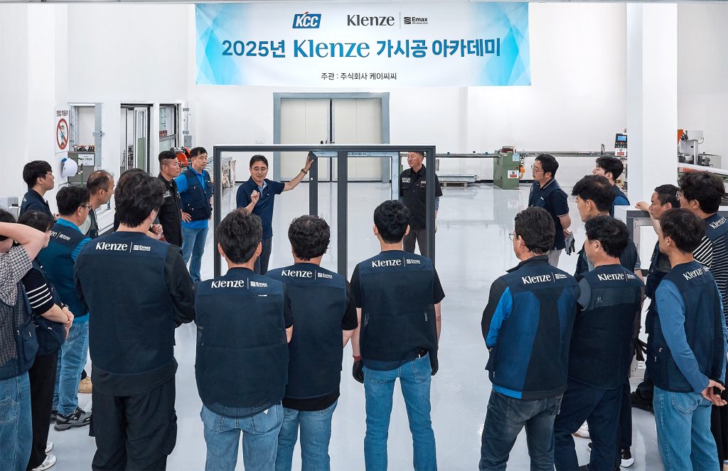 KCC담당자의 설명을 귀담아 듣고 있는 교육생들. 이들은 클렌체 가시공 아카데미를 통해 창호전문인력으로 성장할 예정이다.