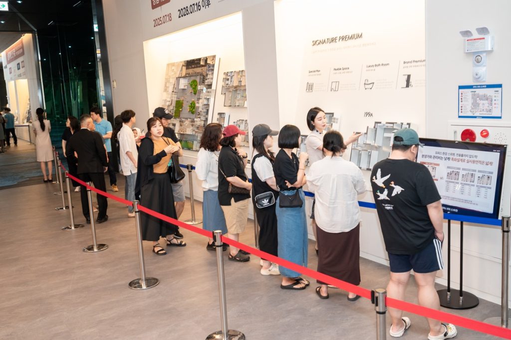 오퍼스 한강 스위첸 견본주택 개관식에 많은 인파가 몰렸다.