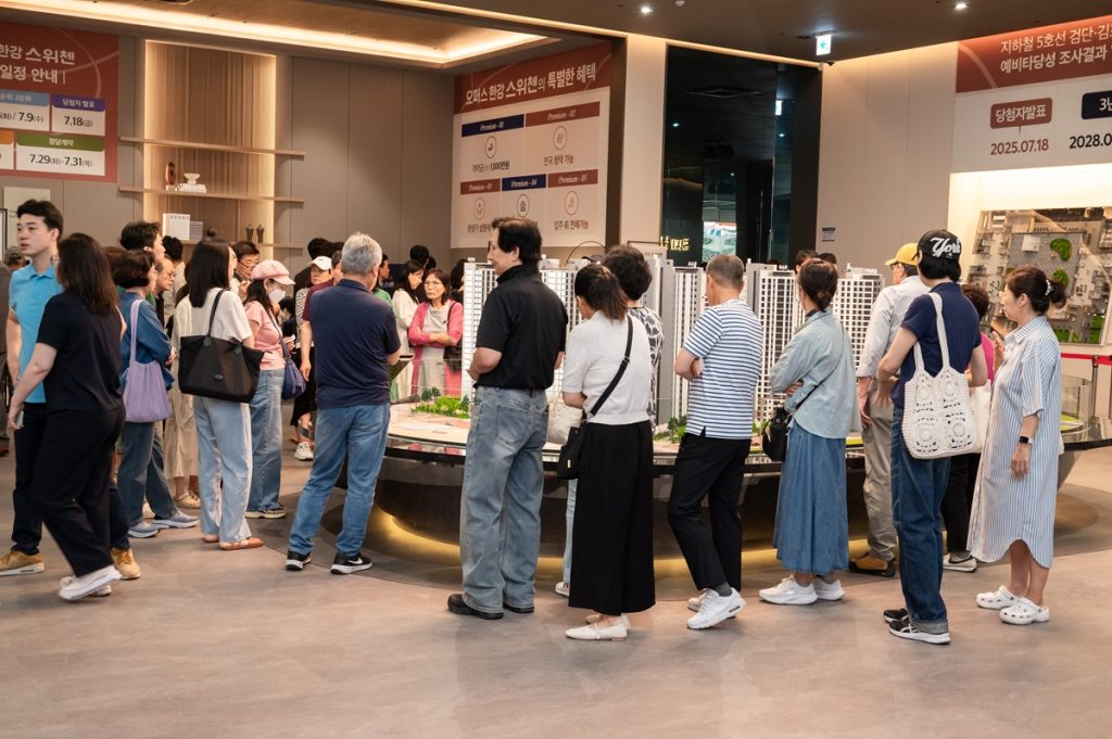 오퍼스 한강 스위첸 견본주택 개관식에 많은 인파가 몰렸다.