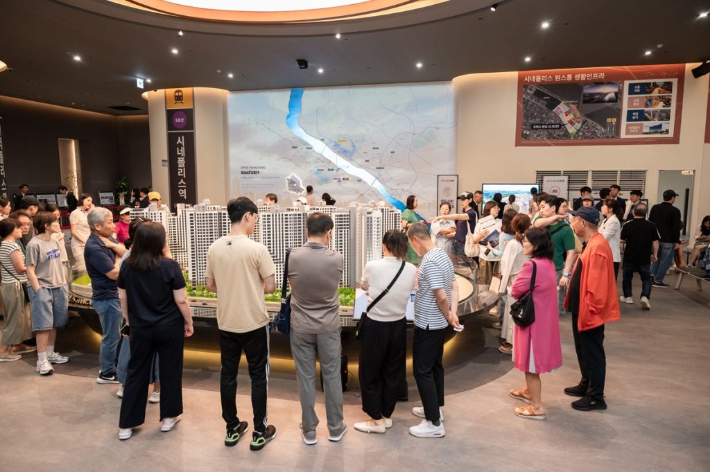 오퍼스 한강 스위첸 견본주택 개관식에 많은 인파가 몰렸다.