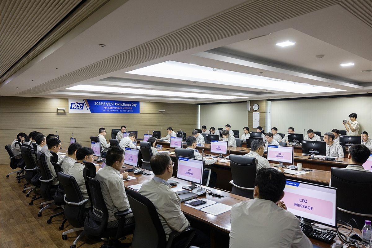 2025년 상반기 Compliance Day에 참석한 관계자들이 정재훈 대표이사의 기조연설을 듣고 있다.