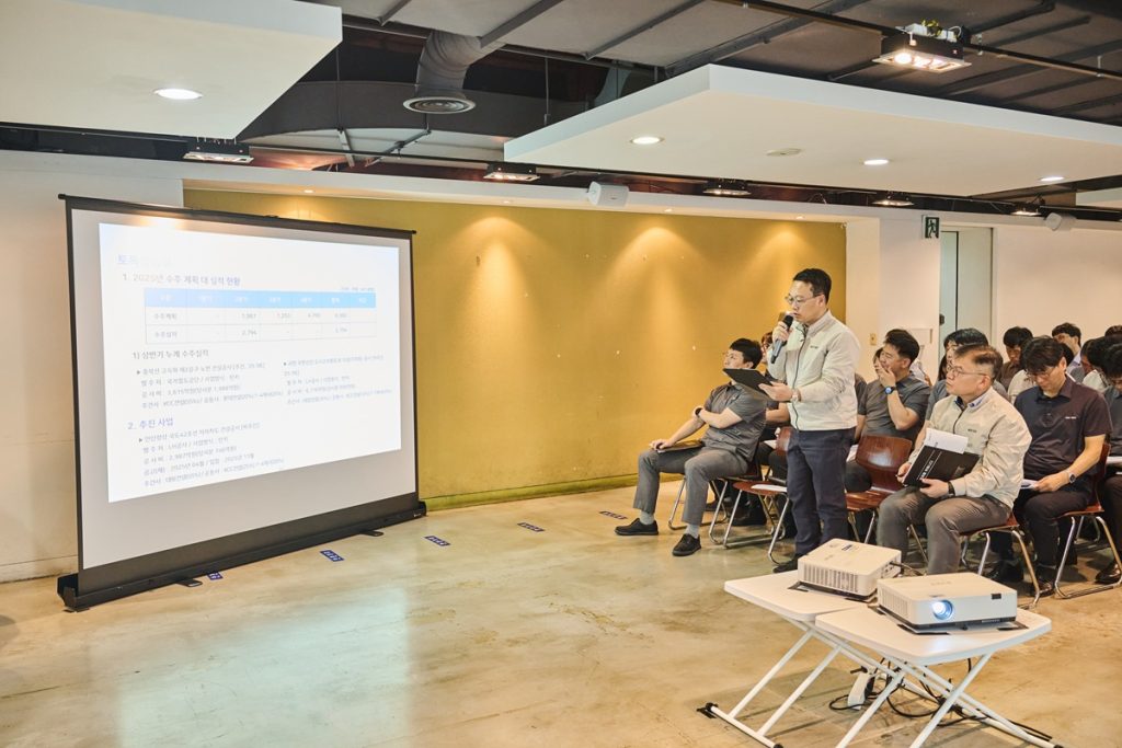 각 본부의 관계자가 상반기 실적과 하반기 목표 및 전략에 대해 발표하고 있다.