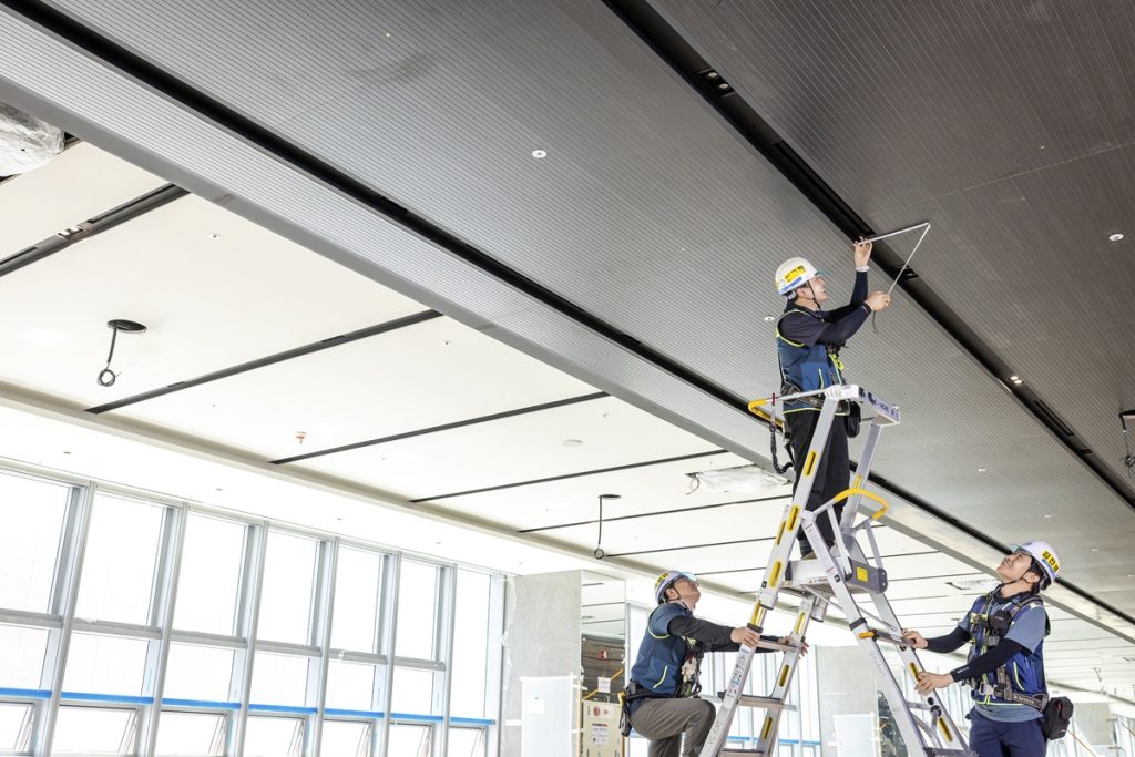 황병인 대리, 심규환 대리, 김진성 차장이 현장을 살피고 있다.