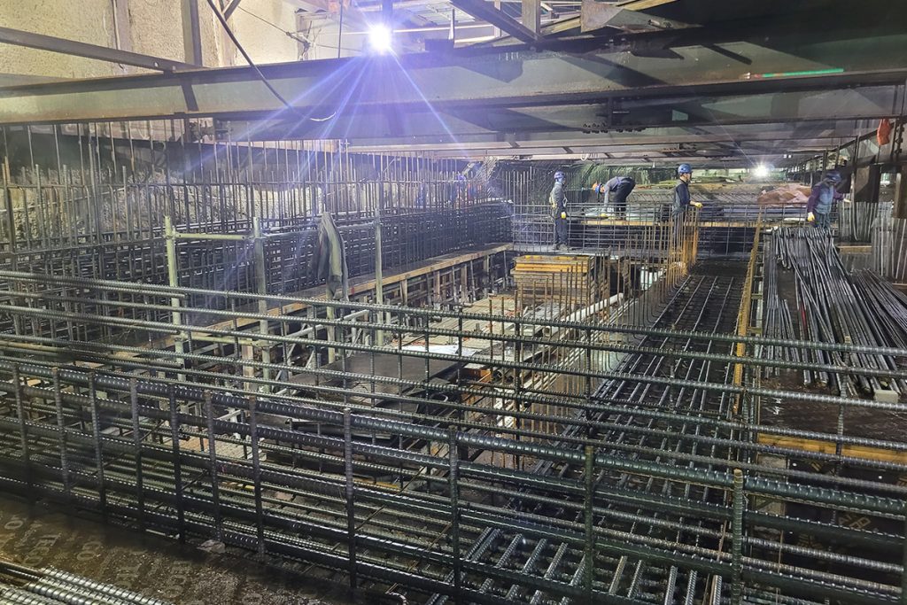 다양한 토목 공사 경험으로 서울도시철도 7호선 청라국제도시 연장 2공구 현장에서 안전하게 작업을 진행하고 있는 ㈜대련건설