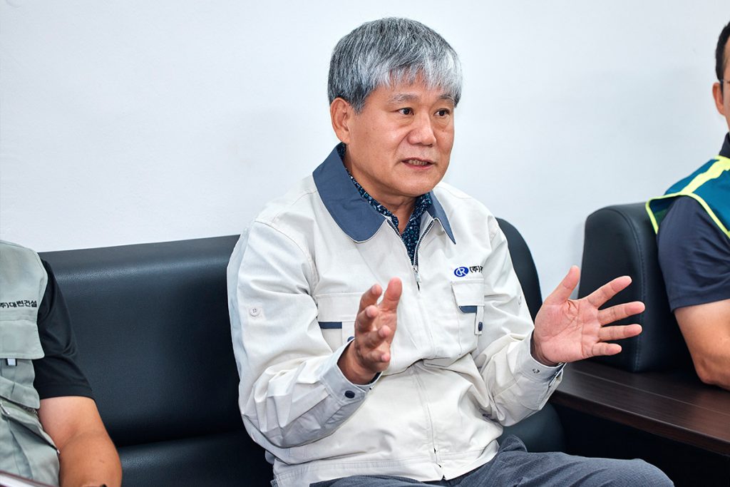 KCC건설이 보여준 협력의 가치에 대해 깊은 인상을 받았다고 말하는 ㈜대련건설 편명철 대표이사, ㈜대련건설 김민성 현장소장