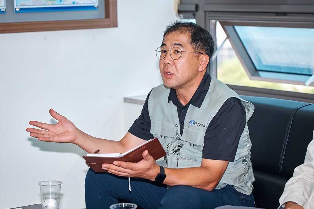 KCC건설이 보여준 협력의 가치에 대해 깊은 인상을 받았다고 말하는 ㈜대련건설 편명철 대표이사, ㈜대련건설 김민성 현장소장