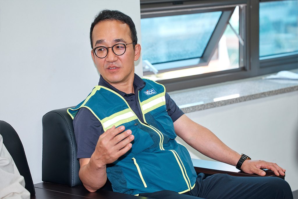 ㈜대련건설의 기술력과 현장 운영 노하우에 깊은 인상을 받은 KCC건설 이종훈 현장소장, KCC건설 이찬우 공사팀장