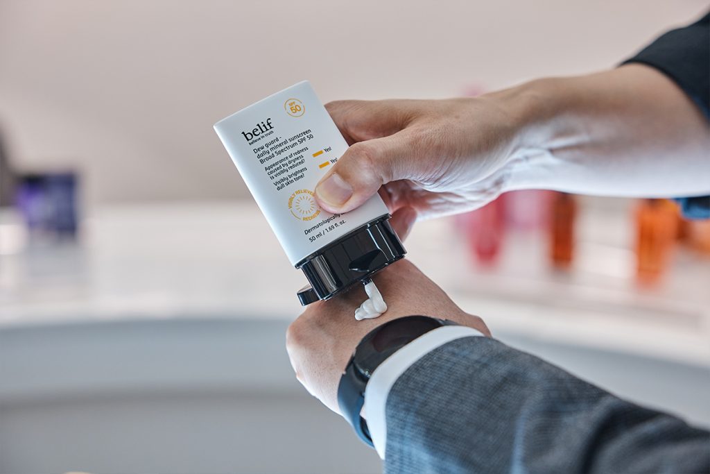 KCC 실리콘 원료로 만든 자외선차단제와 타투 프린터 임프린투로 피부에 새긴 KCC CI