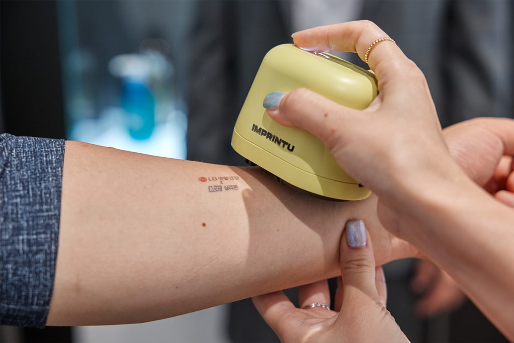 KCC 실리콘 원료로 만든 자외선차단제와 타투 프린터 임프린투로 피부에 새긴 KCC CI