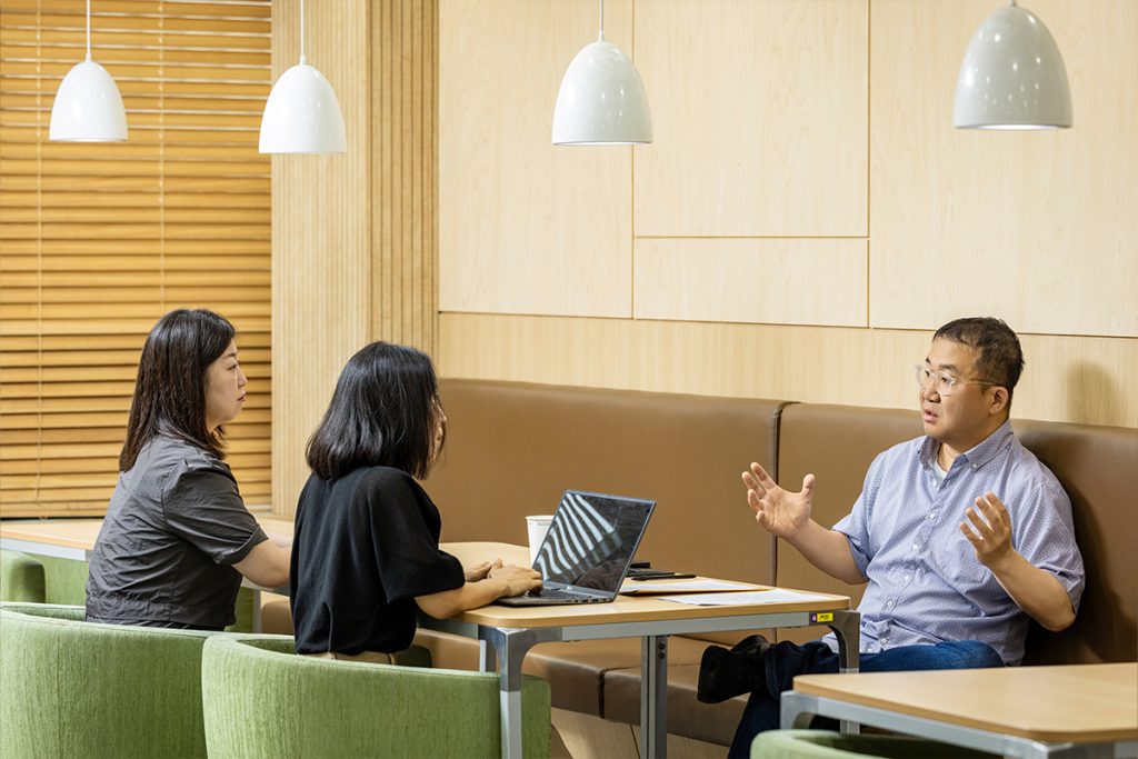 유현재 교수는 크리에이티브한 사고가 알고리즘 디톡스의 핵심이 된다고 말한다.