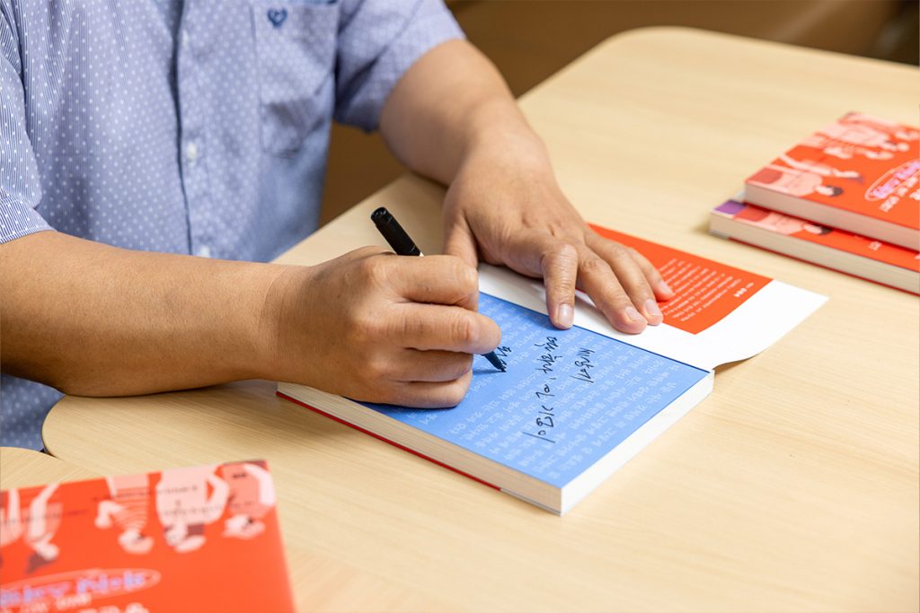 알고리즘 중독은 편협한 사고에 빠지게 해 더 많고 적극적인 소통이 필요하다.