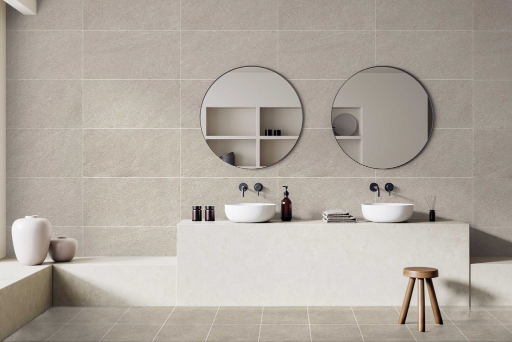 욕실 바닥과 벽면에 시공된 KCC글라스 홈씨씨 '세렌’ 사비아(sabbia)