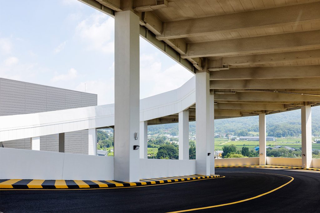 대형 화물차량이 편리하게 진출입 할 수 있도록 효율성을 강조한 램프 구조