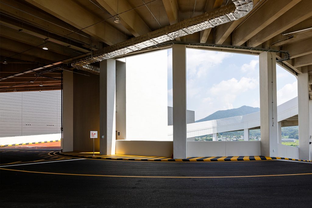 대형 화물차량이 편리하게 진출입 할 수 있도록 효율성을 강조한 램프 구조