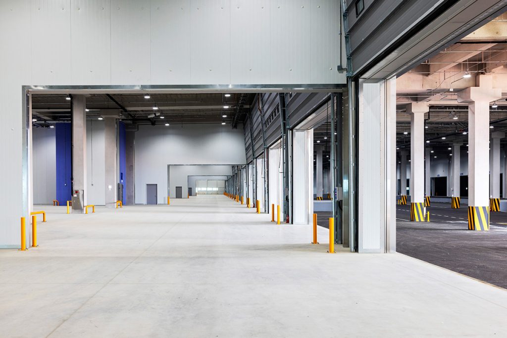 물류센터의 특성을 고도화할 수 있는 PC공법, LDW공법을 적용한 안성 방초2지구 하역장과 물류창고 모습