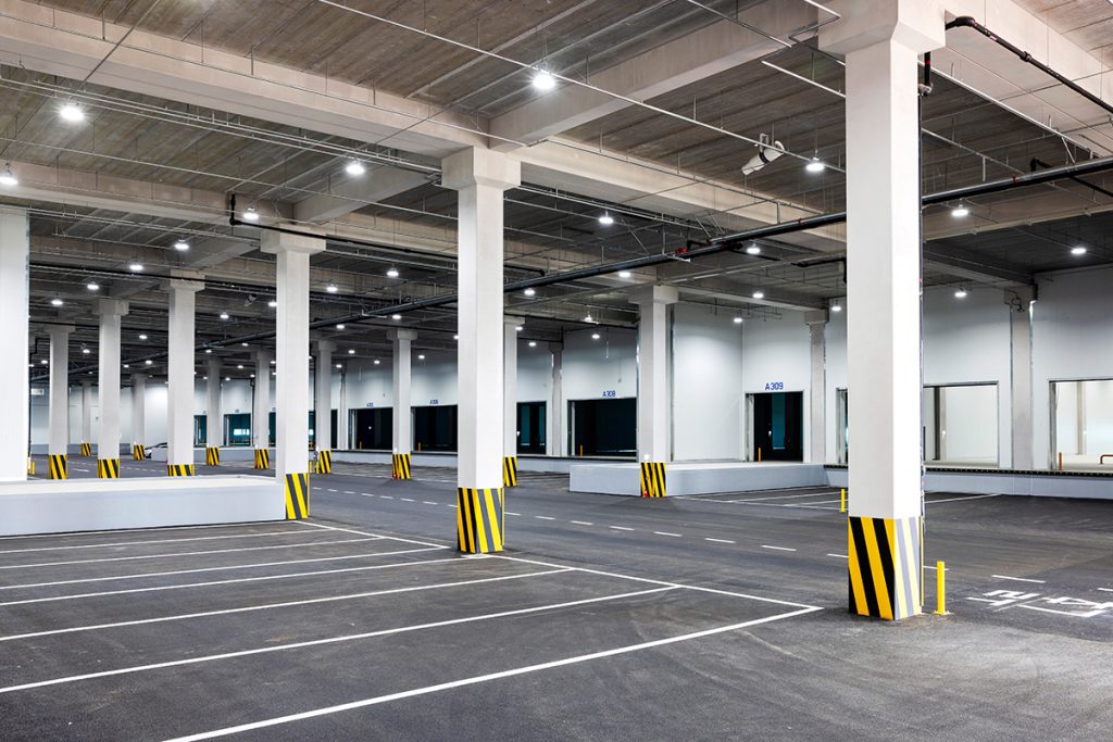 물류센터의 특성을 고도화할 수 있는 PC공법, LDW공법을 적용한 안성 방초2지구 하역장과 물류창고 모습