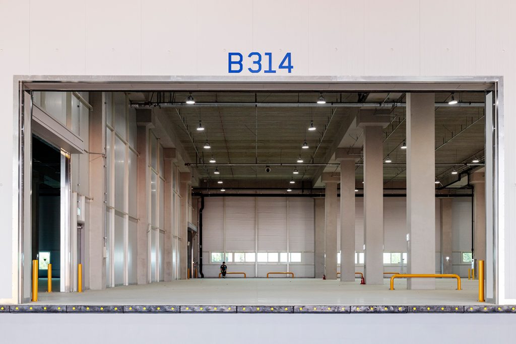 물류센터의 특성을 고도화할 수 있는 PC공법, LDW공법을 적용한 안성 방초2지구 하역장과 물류창고 모습