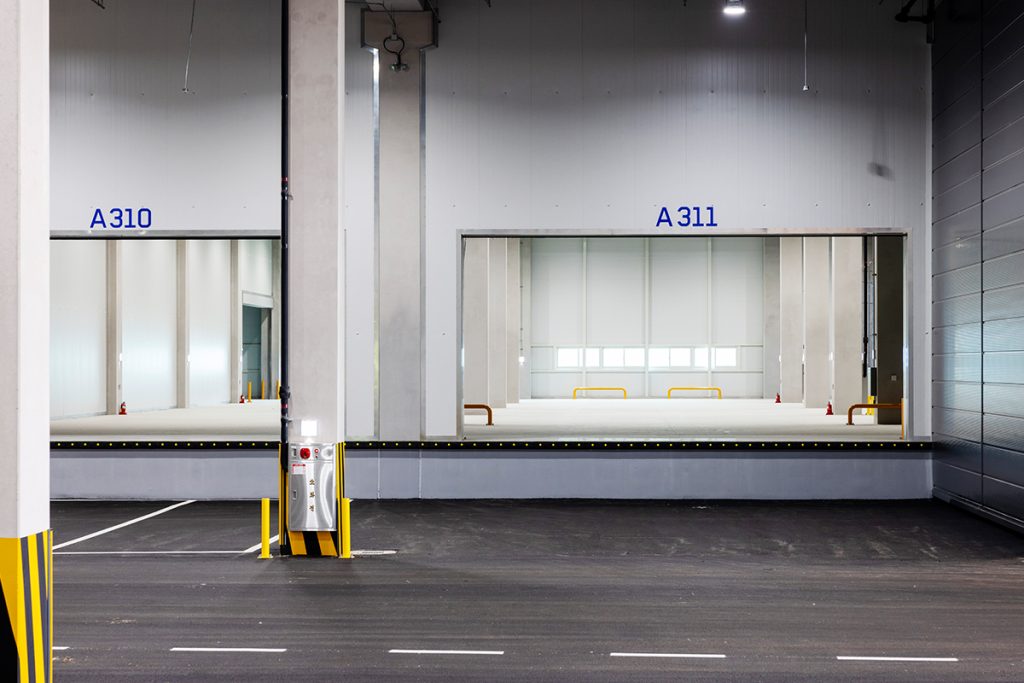 물류센터의 특성을 고도화할 수 있는 PC공법, LDW공법을 적용한 안성 방초2지구 하역장과 물류창고 모습