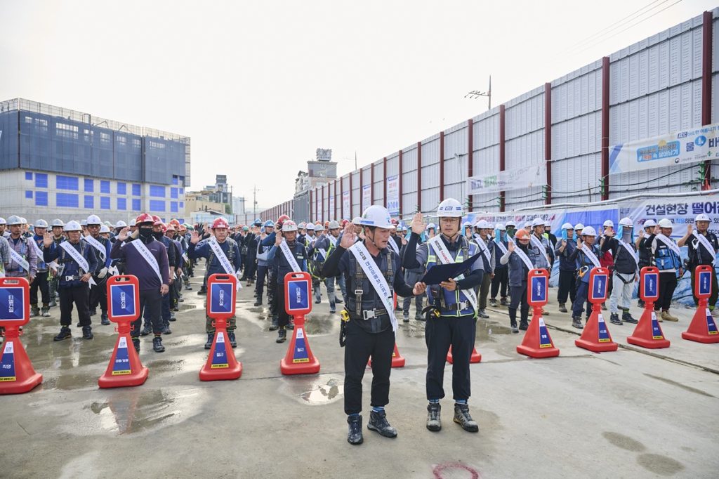 선포식에 참석한 현장 관계자들이 중대재해 근절 결의문 낭독하고 있다.